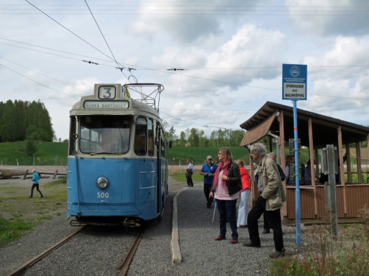 Stockholmsmustang och glada medlemmar vid Hosjö, museispårvägens ändhållplats.